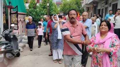 retired teacher daughters gave shoulder and last rites