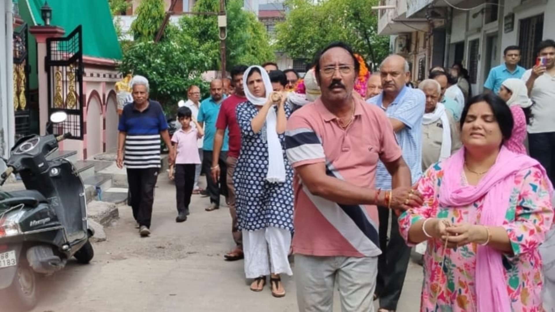 बेटियों ने निभाया बेटे का फर्ज