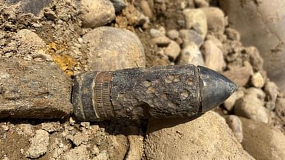 Kangra News: चक्की खड्ड में मिला बम, सेना की टीम ने किया नष्ट Kangra News Bomb found in Chakki Khad, Army team destroyed it
