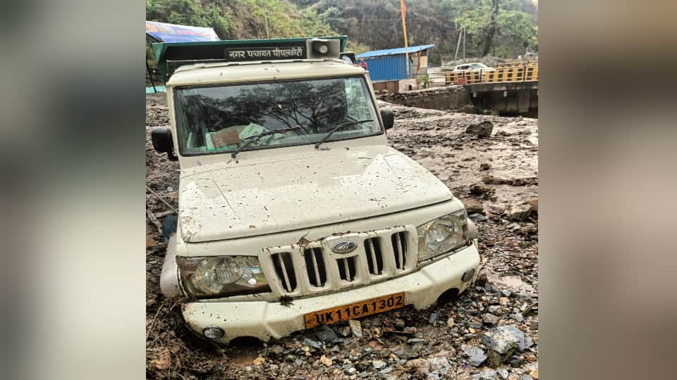 Uttarakhand Weather Gadera overflowed due to heavy rainfall in Chamoli many vehicles buried under debris