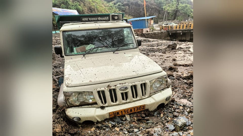 Uttarakhand Weather Gadera overflowed due to heavy rainfall in Chamoli many vehicles buried under debris