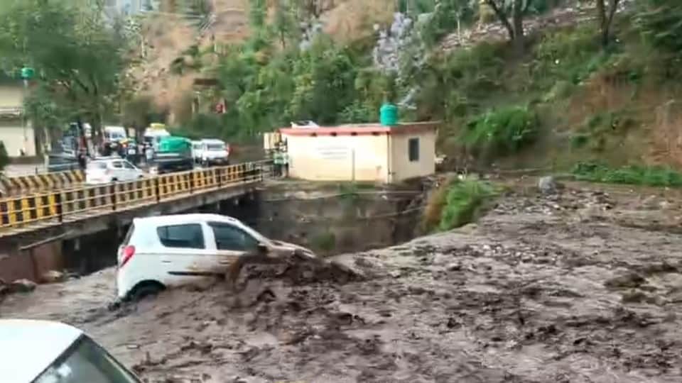 Uttarakhand Weather Gadera overflowed due to heavy rainfall in Chamoli many vehicles buried under debris