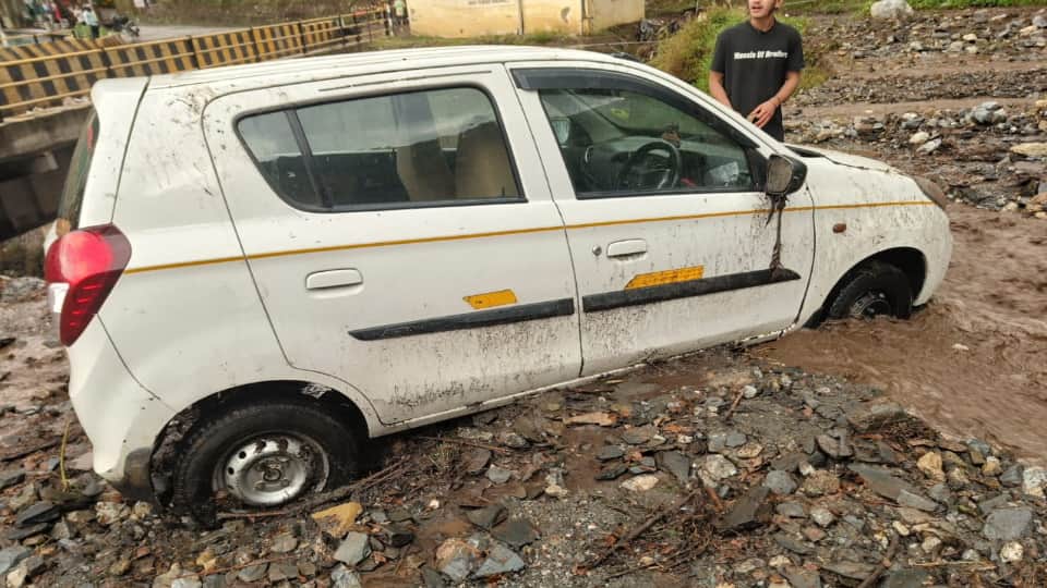 Uttarakhand Weather Gadera overflowed due to heavy rainfall in Chamoli many vehicles buried under debris