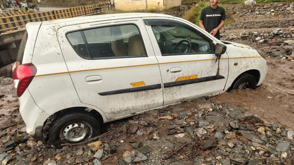 Uttarakhand Weather Gadera overflowed due to heavy rainfall in Chamoli many vehicles buried under debris