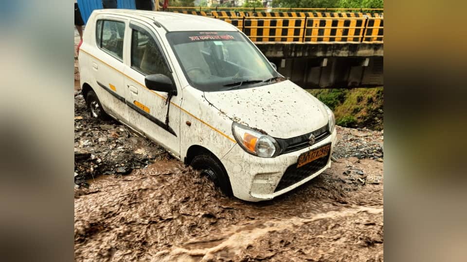 Uttarakhand Weather Gadera overflowed due to heavy rainfall in Chamoli many vehicles buried under debris