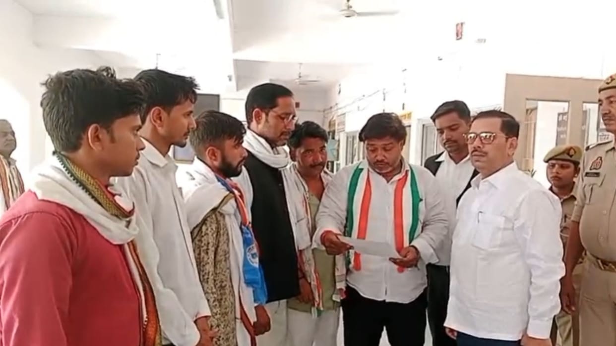 Congress delegation reached the Collectorate submitted a memorandum to the ADM