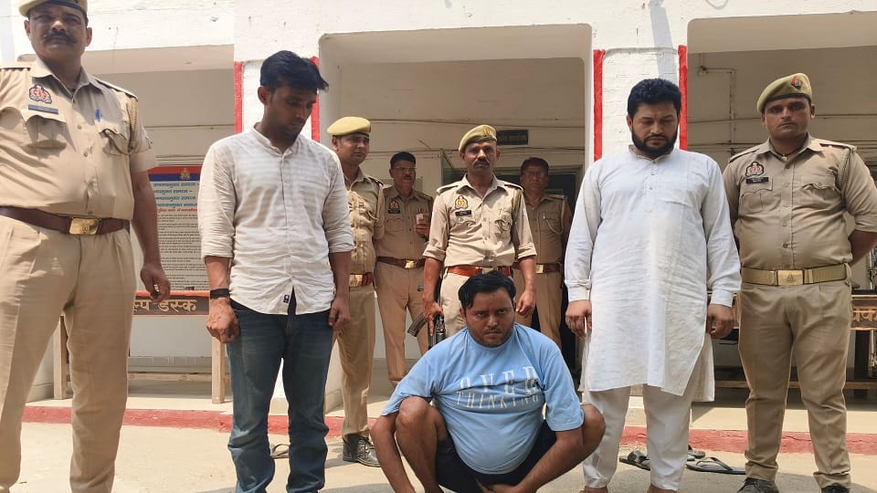 UP: Banned notes worth 1.5 crore recovered in Moradabad, three including a constable from Sitapur arrested
