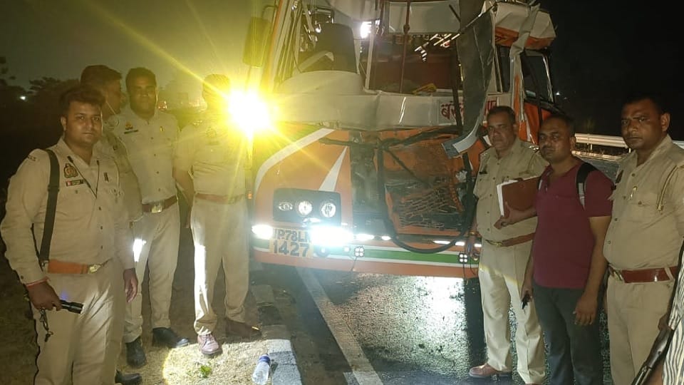 Gajraula News: Roadways bus rams into a dumper moving ahead, seven passengers injured