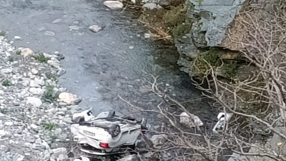 Two injured when car lost control and fell into Shipra river near Ramgad on Bhawali-Almora National Highway