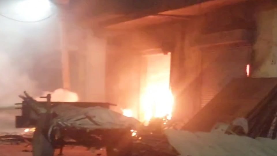 Baghpat: There was an explosion in Chhaprauli at midnight, people saw that the fire was blazing