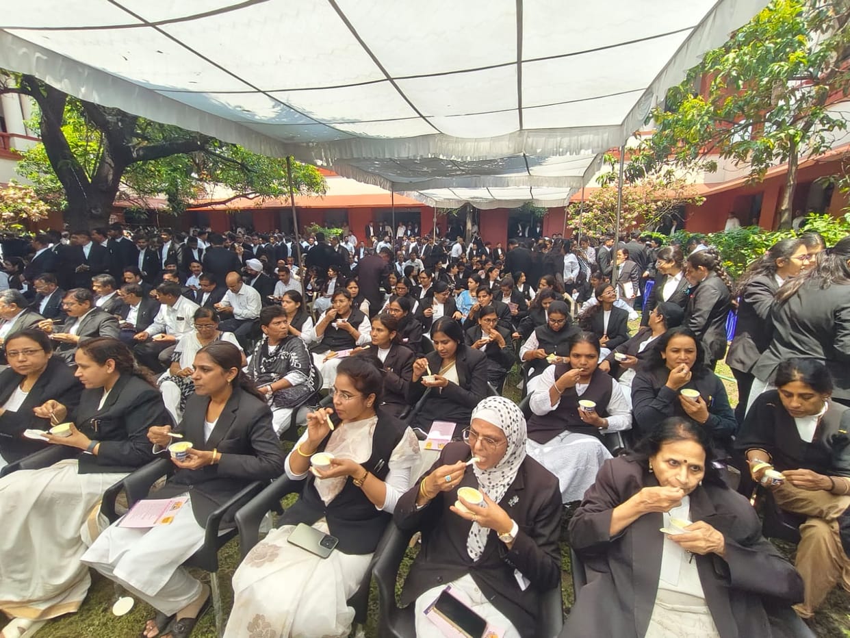 Indore News: Before summer vacation in Indore High Court, judges and lawyers enjoyed ice cream party