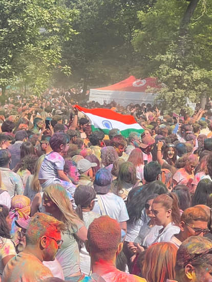 होली के रंग में रंगा फ्रांस,  20,000 से ज्यादा लोग हुए जश्न में शामिल