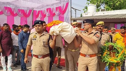 Up News Cow Smuggler Shot Dead in Police Encounter, Head Constable Killed by Pickup Truck News in Hindi