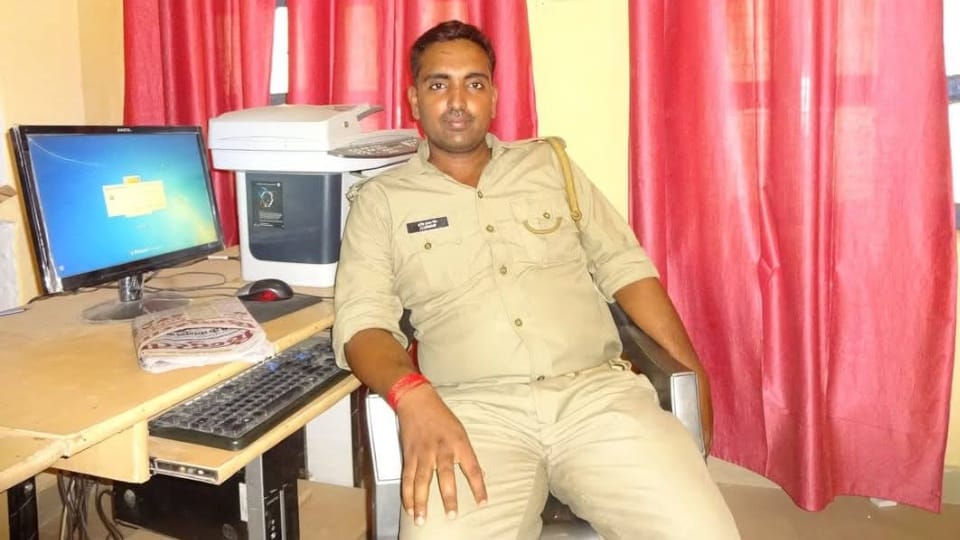 Up News Cow Smuggler Shot Dead in Police Encounter, Head Constable Killed by Pickup Truck News in Hindi
