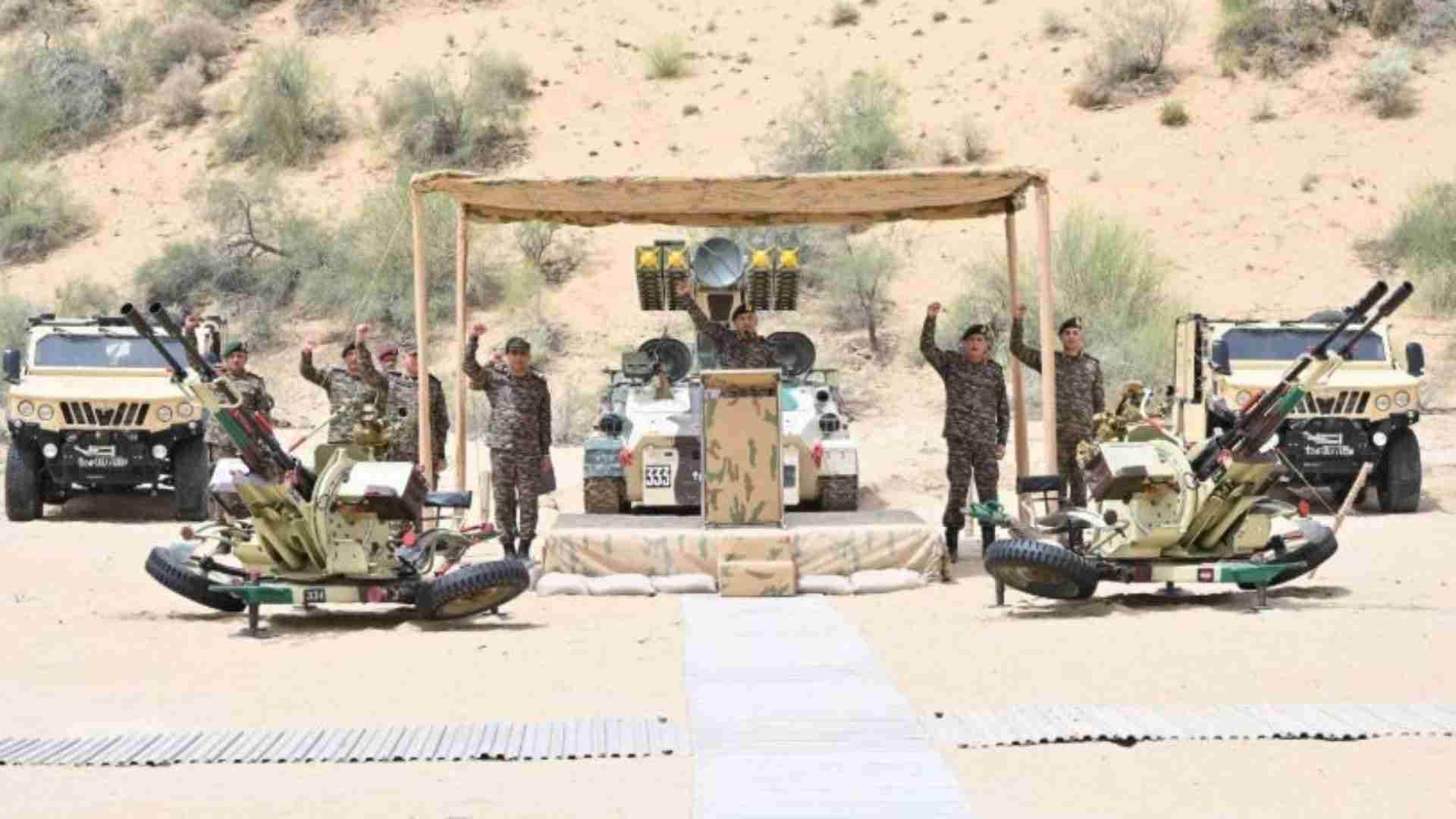 जवानों के साथ सेना प्रमुख उपेंद्र द्विवेदी।