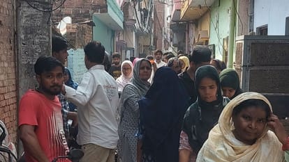The funeral procession of three friends was carried out together amidst tears and sobs in Lucknow.