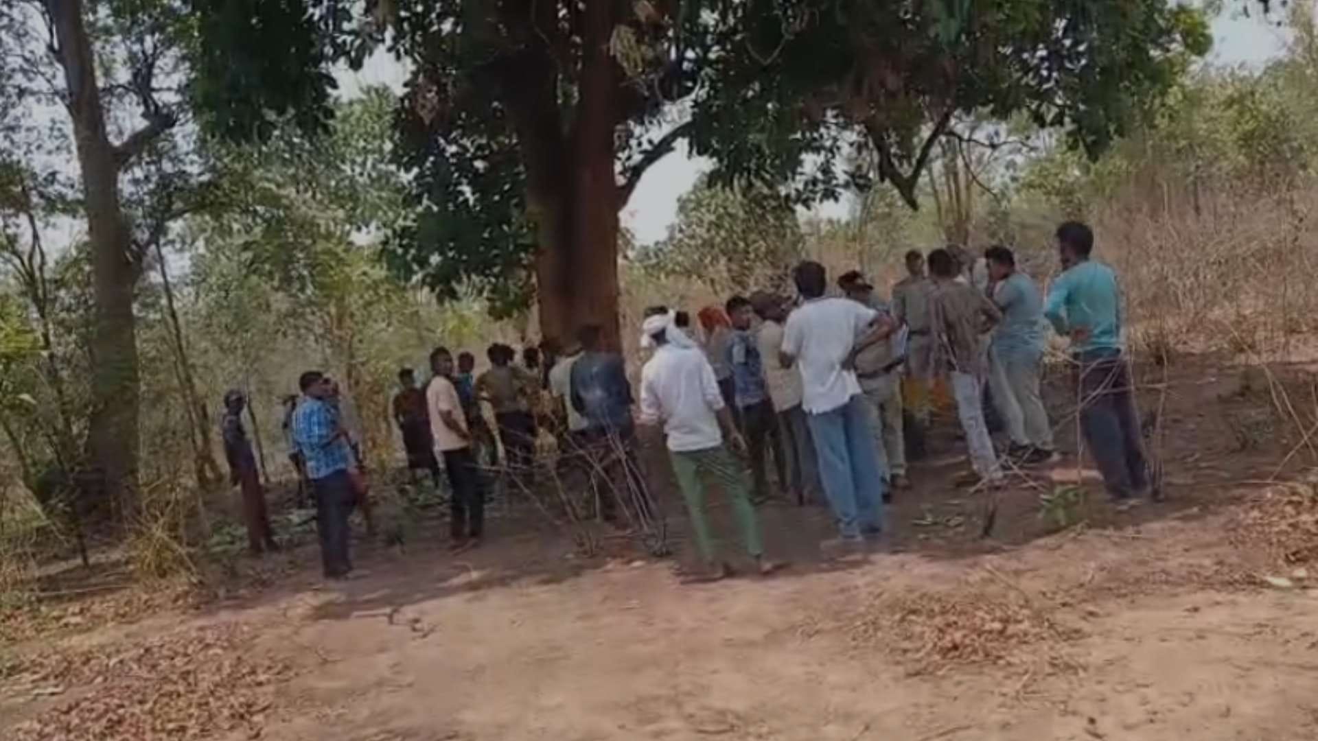 मौके पर मौजूद लोग