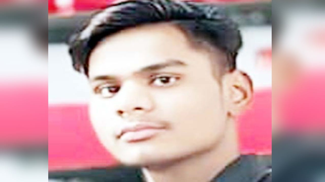 Four friends were riding on bike three died in road accident in Shahjahanpur
