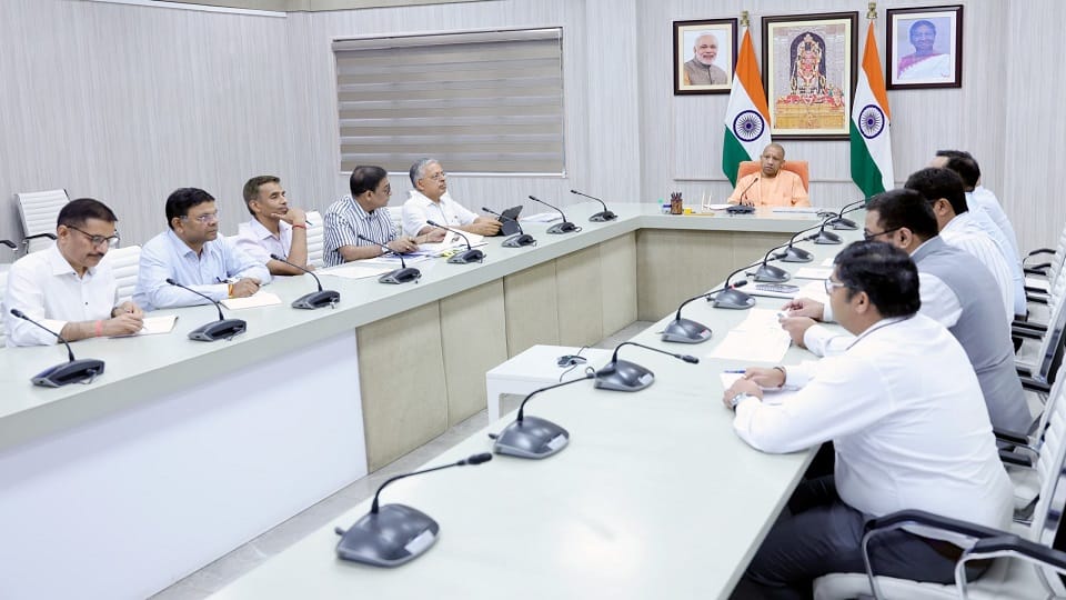 UP News: Our Meerut will shine, CM Yogi discussed with the Commissioner, know what development will be done