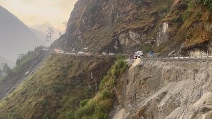 Badrinath Highway Paagal Nala overflowed due to rain more than 2500 devotees stranded on for hours