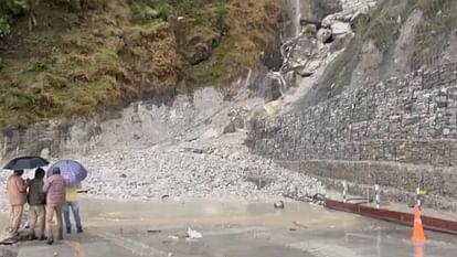 Badrinath Highway Paagal Nala overflowed due to rain more than 2500 devotees stranded on for hours