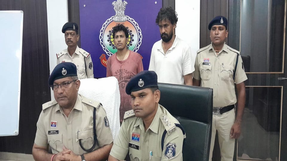 पुलिस की गिरफ्त में दो आरोपी