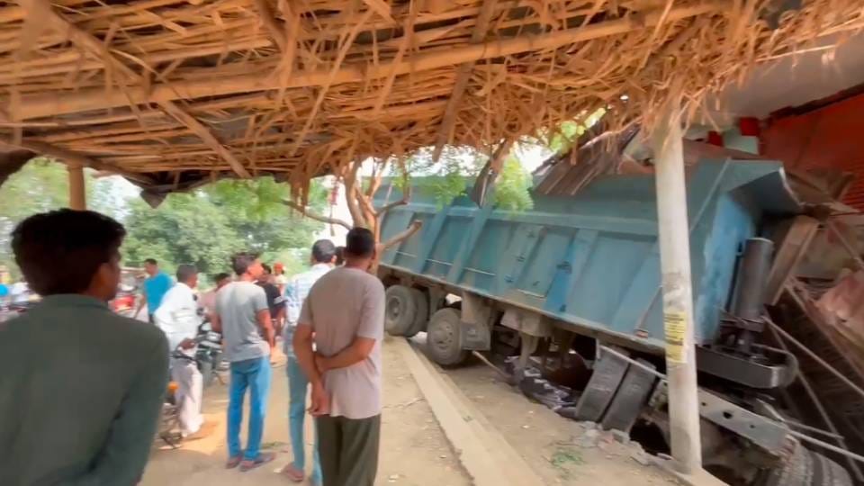 trolla collided with tree and entered complex In Amethi bike rider died and two injured after hit by it