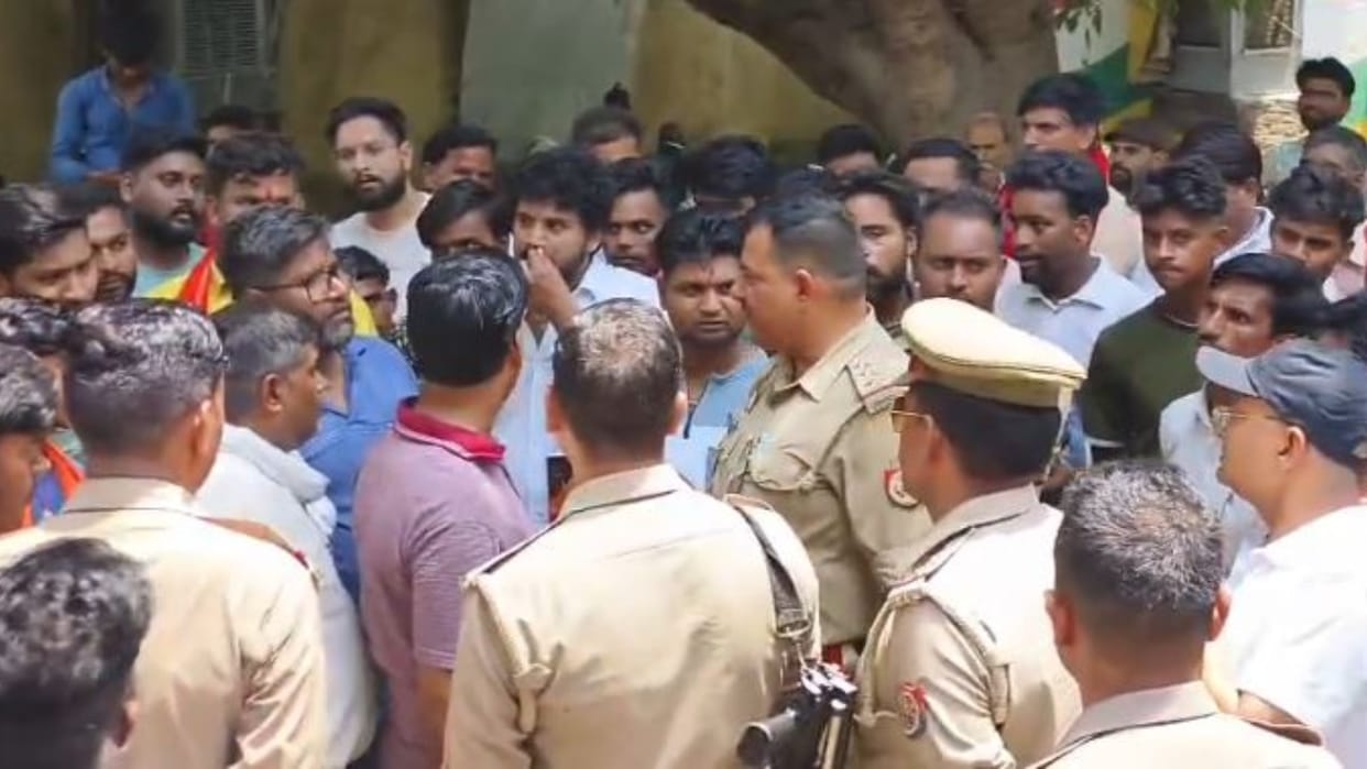 VHP and Bajrang Dal protest against the Animal Husbandry Minister in Bareilly