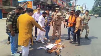 VHP and Bajrang Dal protest against the Animal Husbandry Minister in Bareilly