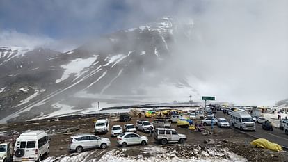 Himachal Tourism: रोहतांग में लगा पर्यटकों का मेला, एडवांस में बुक हो रहे स्लॉट; सोमवार को 1,200 वाहन पहुंचे Himachal Tourism Tourist fair held in Rohtang slots being booked in advance 1200 vehicles arrived on Monday