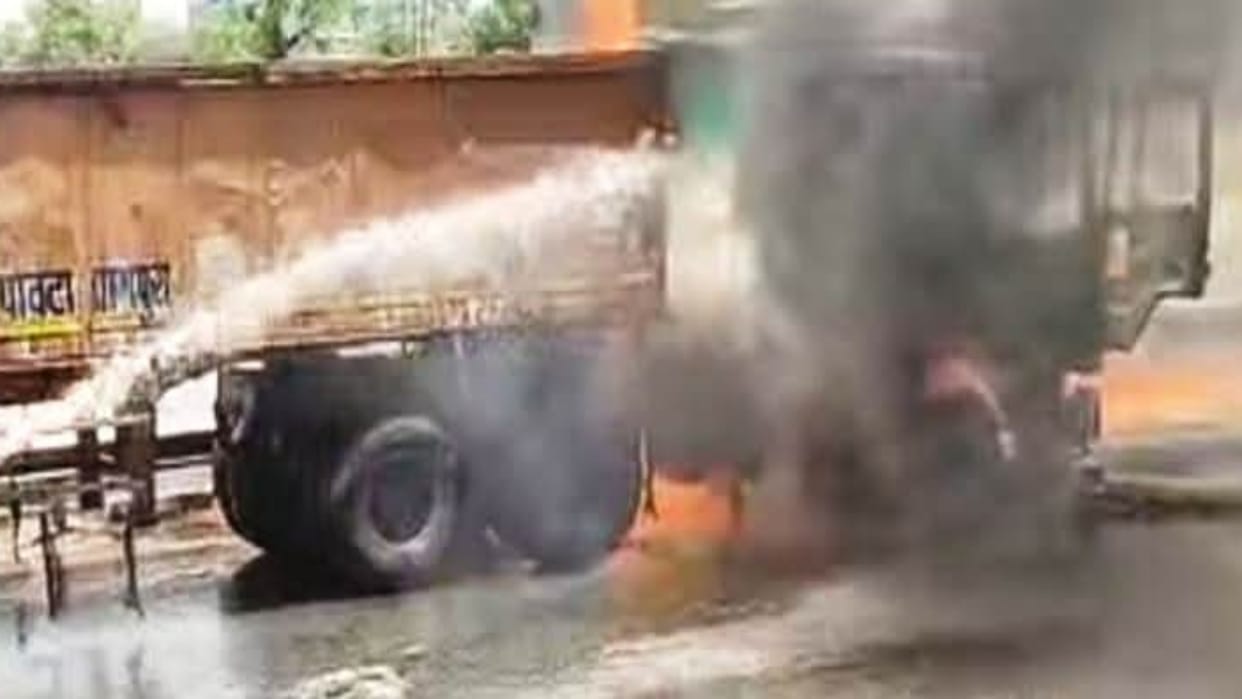 Alwar News: Moving Trailer Catches Massive Fire on National Highway, Driver Jumps to Safety