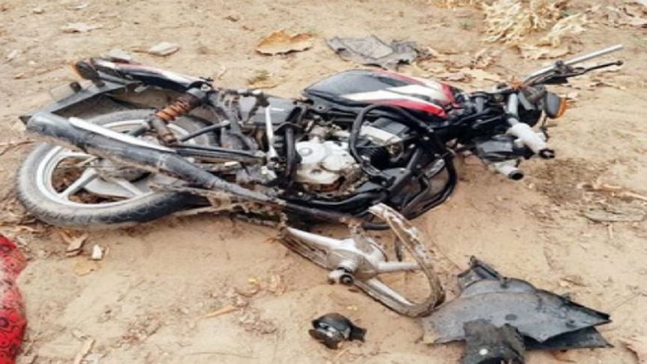 Four friends were riding on bike three died in road accident in Shahjahanpur
