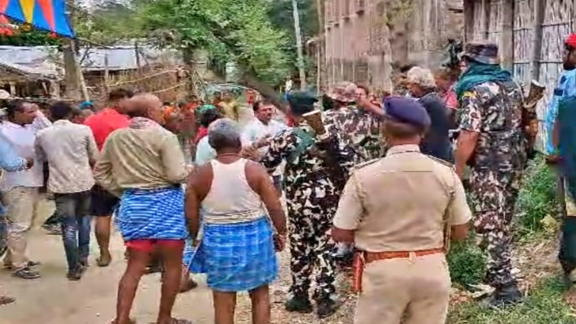 पुलिस के सामने ही भिड़े ग्रामीण