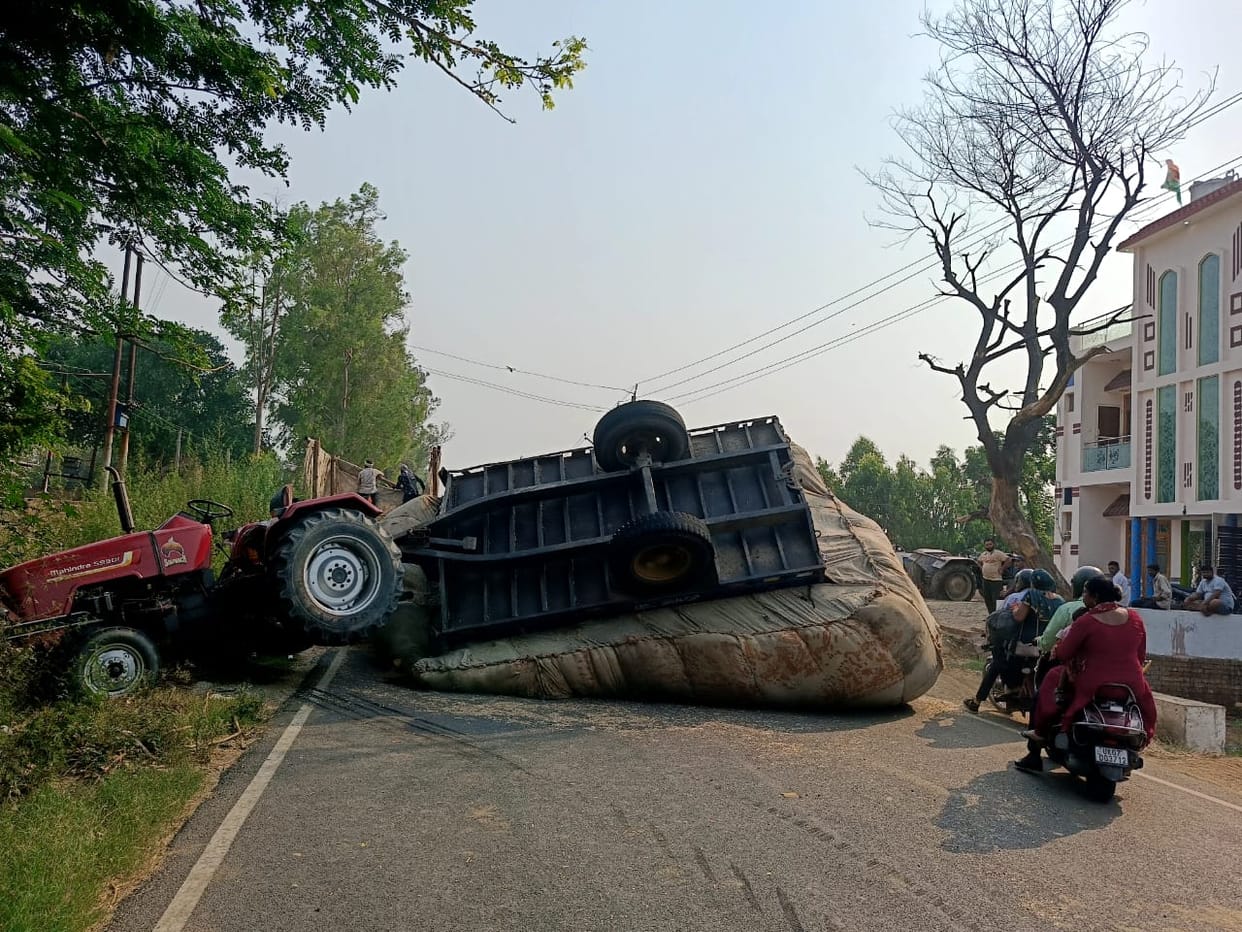 Hay-Laden Tractor-Trolley Overturns on Nangal-Chandak Road in Bijnor, Major Mishap Averted