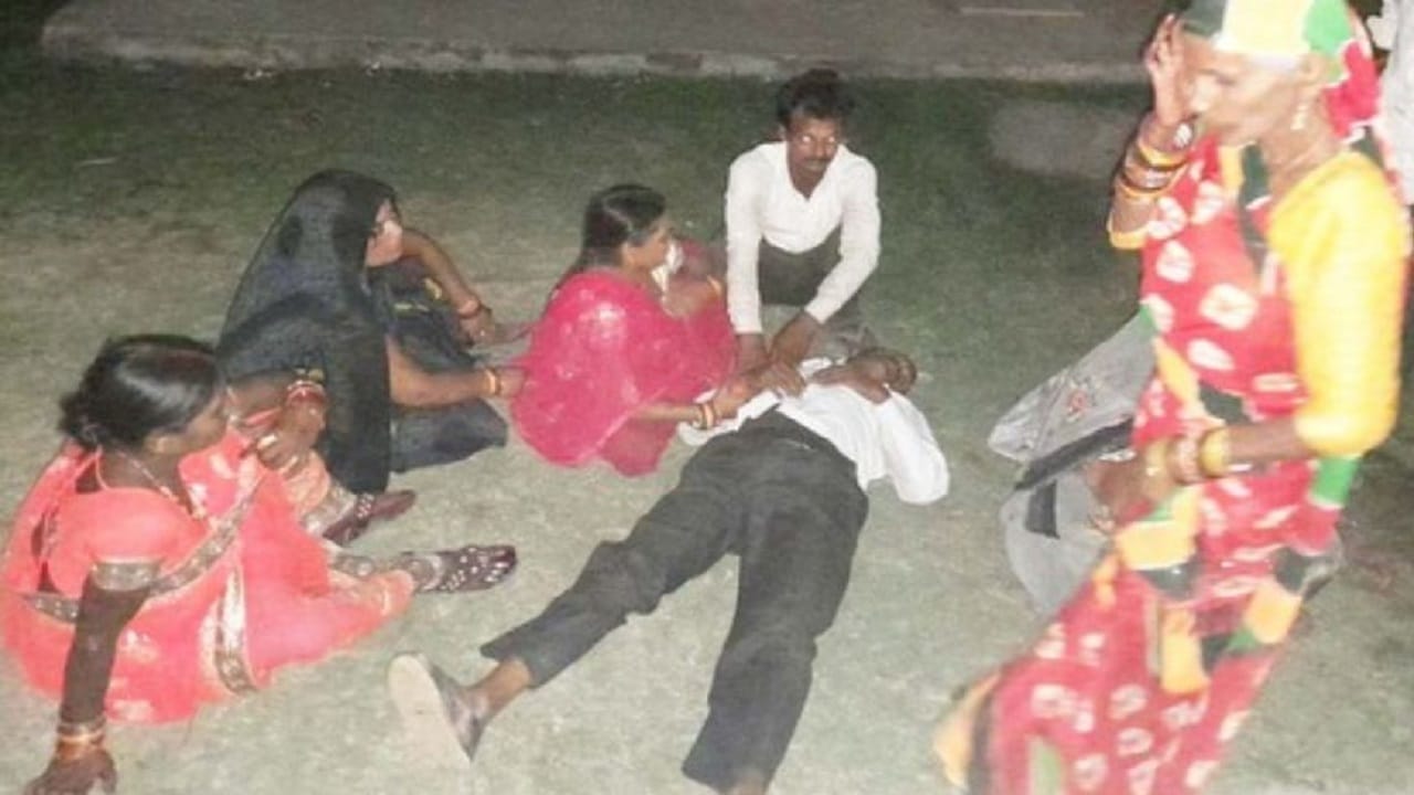 Four friends were riding on bike three died in road accident in Shahjahanpur