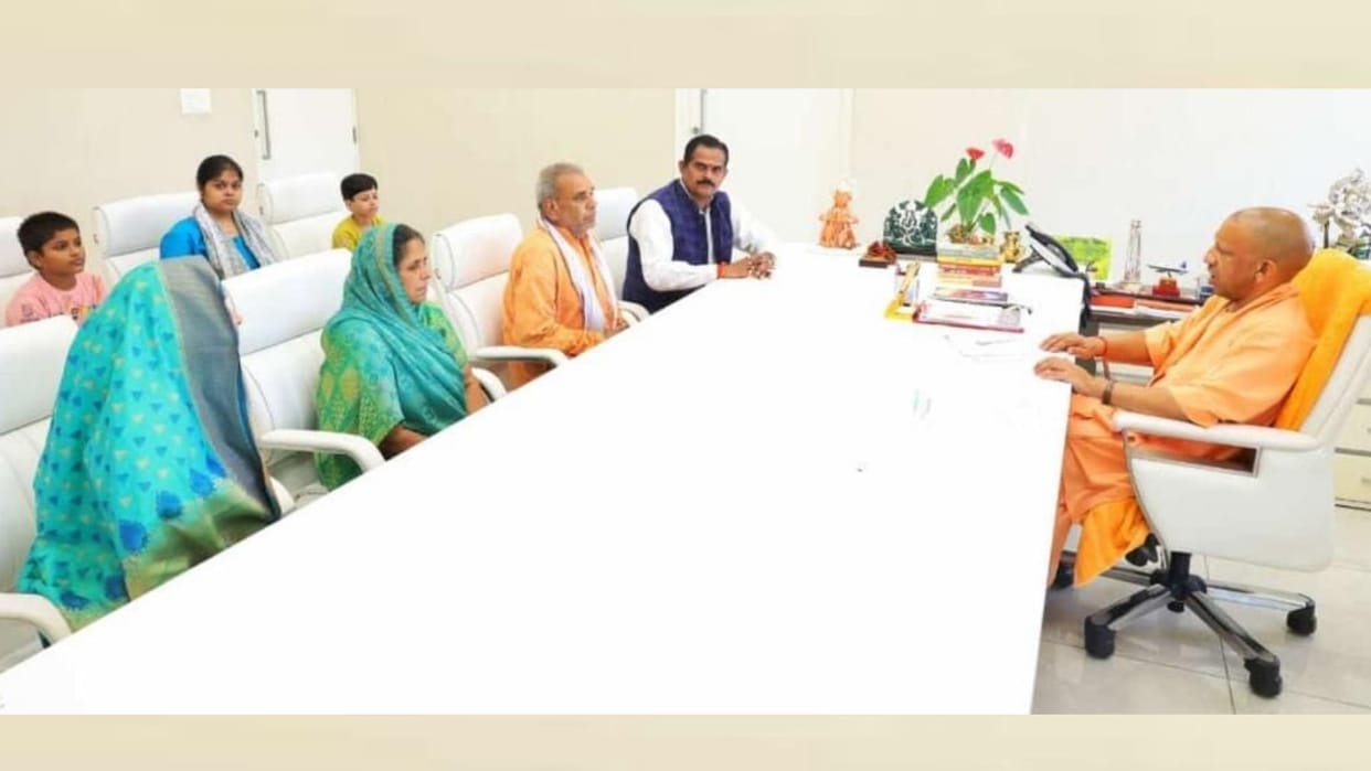 Journalist Raghavendra Bajpai's family met Chief Minister Yogi Adityanath, got assurance of justice