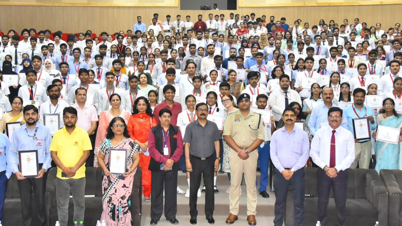 Amar Ujala honoured meritorious students with Bhavishya Jyoti Samman in bareilly