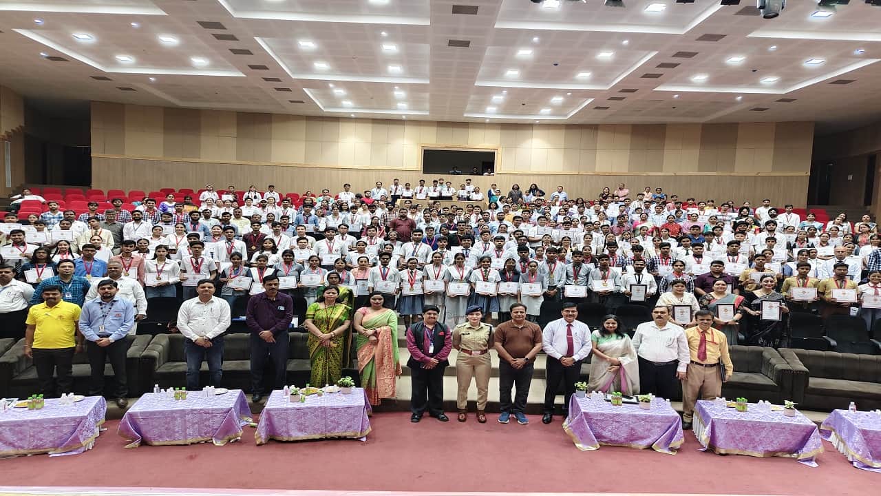 Amar Ujala Bhavishya Jyoti Samman ceremony Meritorious students were honored in Bareilly