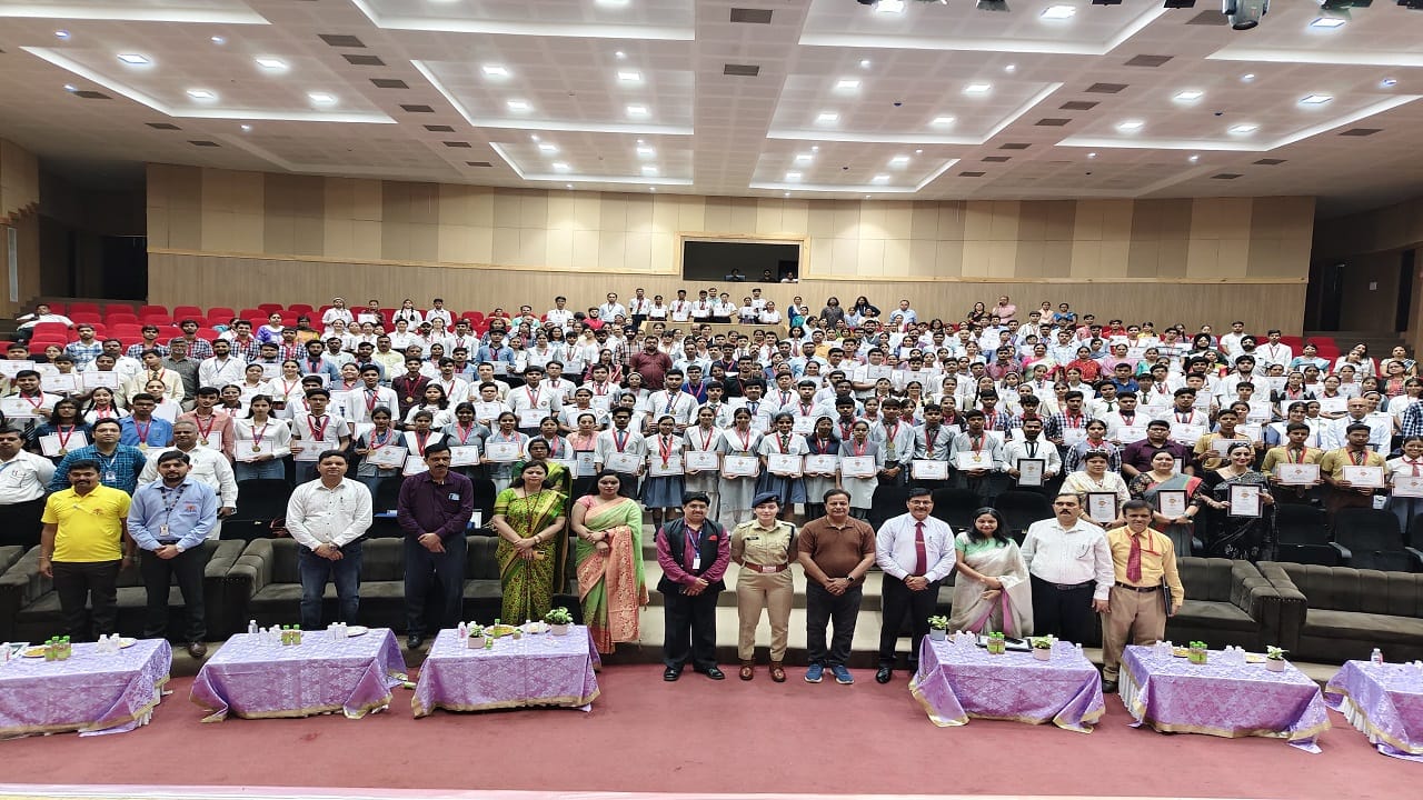 Amar Ujala Bhavishya Jyoti Samman ceremony Meritorious students were honored in Bareilly