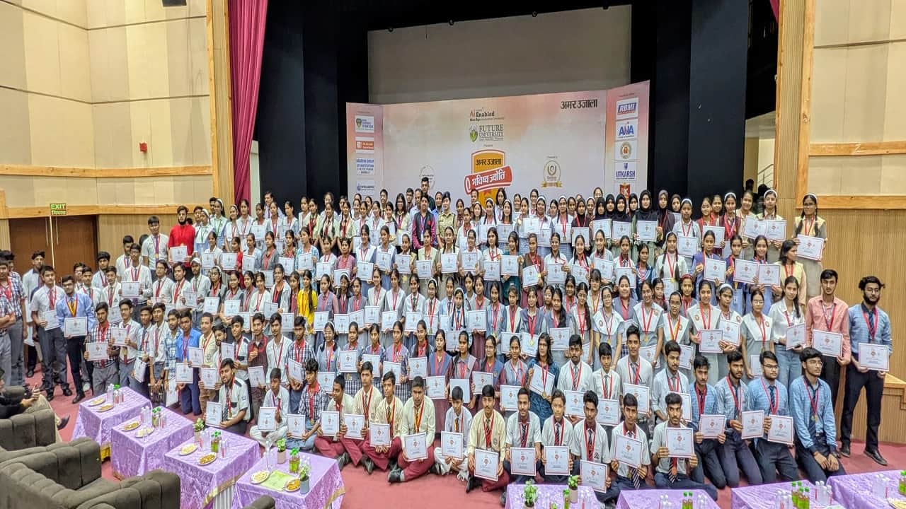 Amar Ujala honoured meritorious students with Bhavishya Jyoti Samman in bareilly