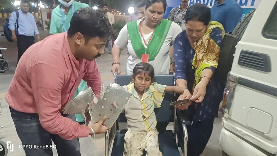 fingers of both hands of a girl got stuck in hole of bench