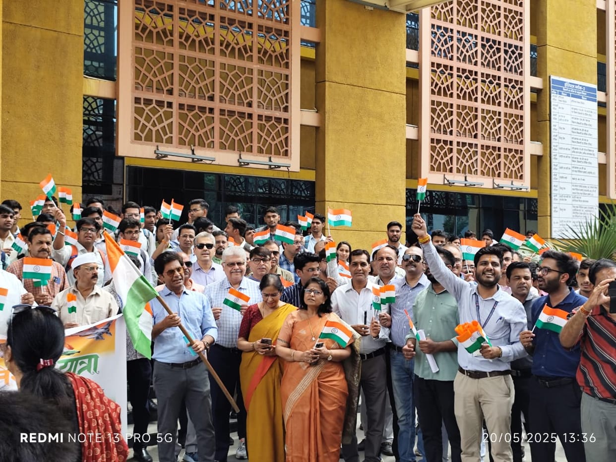 Bhopal: Doctors in Bhopal raised slogans in honour of the army, took out a rally, GMC reverberated with slogan