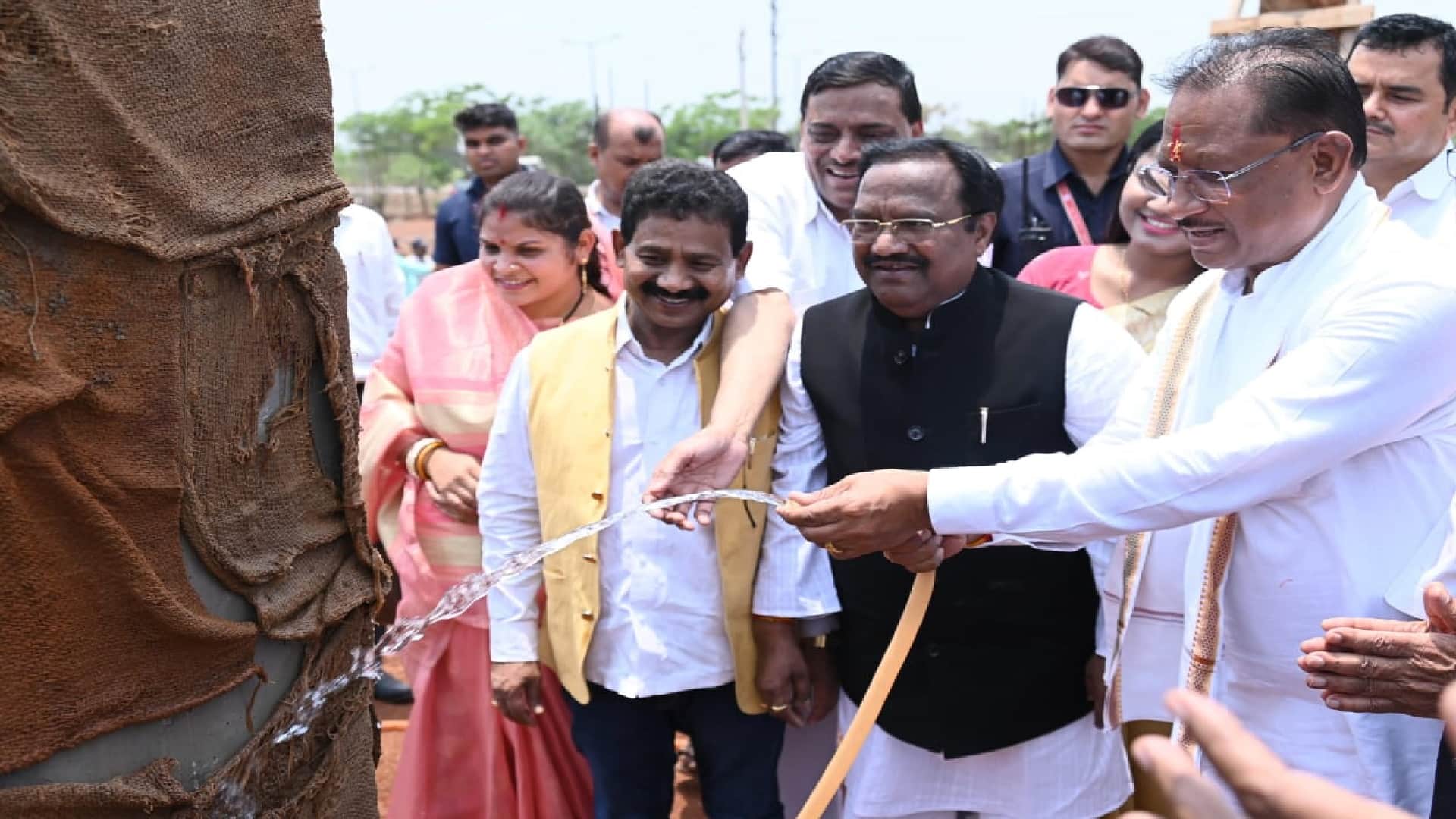 जब सीएम साय ने खुद ही पानी से की कॉलम की तराई