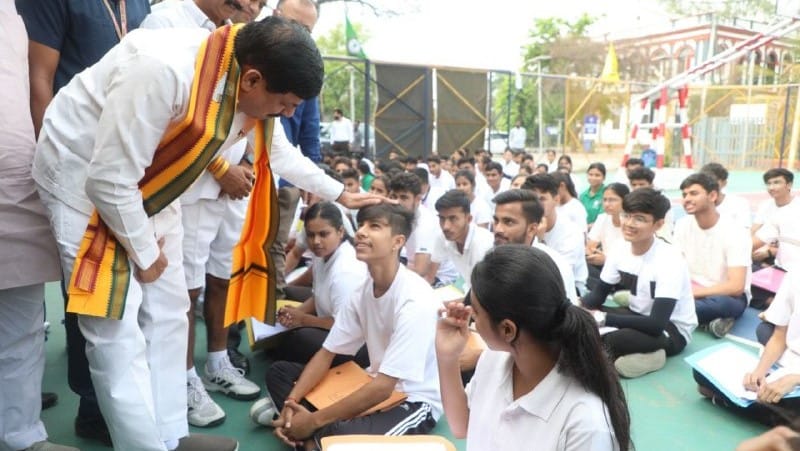 Indore News: CM Mohan Yadav Makes Surprise Visit to Holkar College, Interacts with Students
