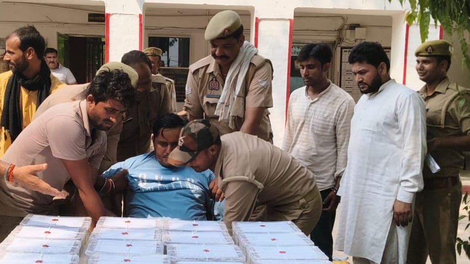 Old notes worth 1.5 crore recovered: Gang used to spend money help of bank, arrested constable missing duty