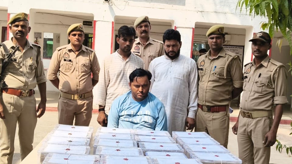 Old notes worth 1.5 crore recovered: Gang used to spend money help of bank, arrested constable missing duty