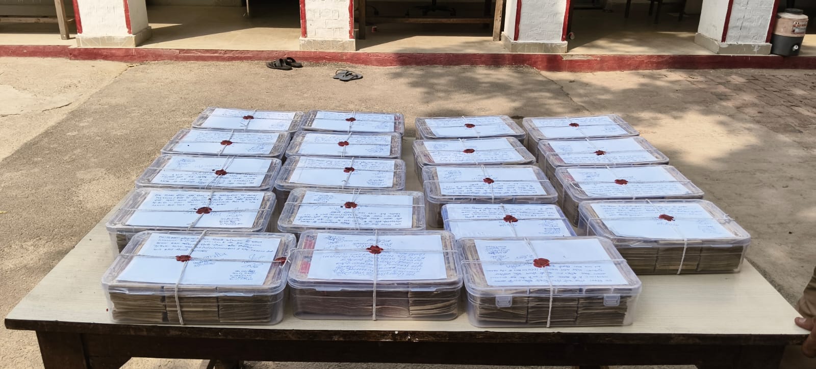 Old notes worth 1.5 crore recovered: Gang used to spend money help of bank, arrested constable missing duty