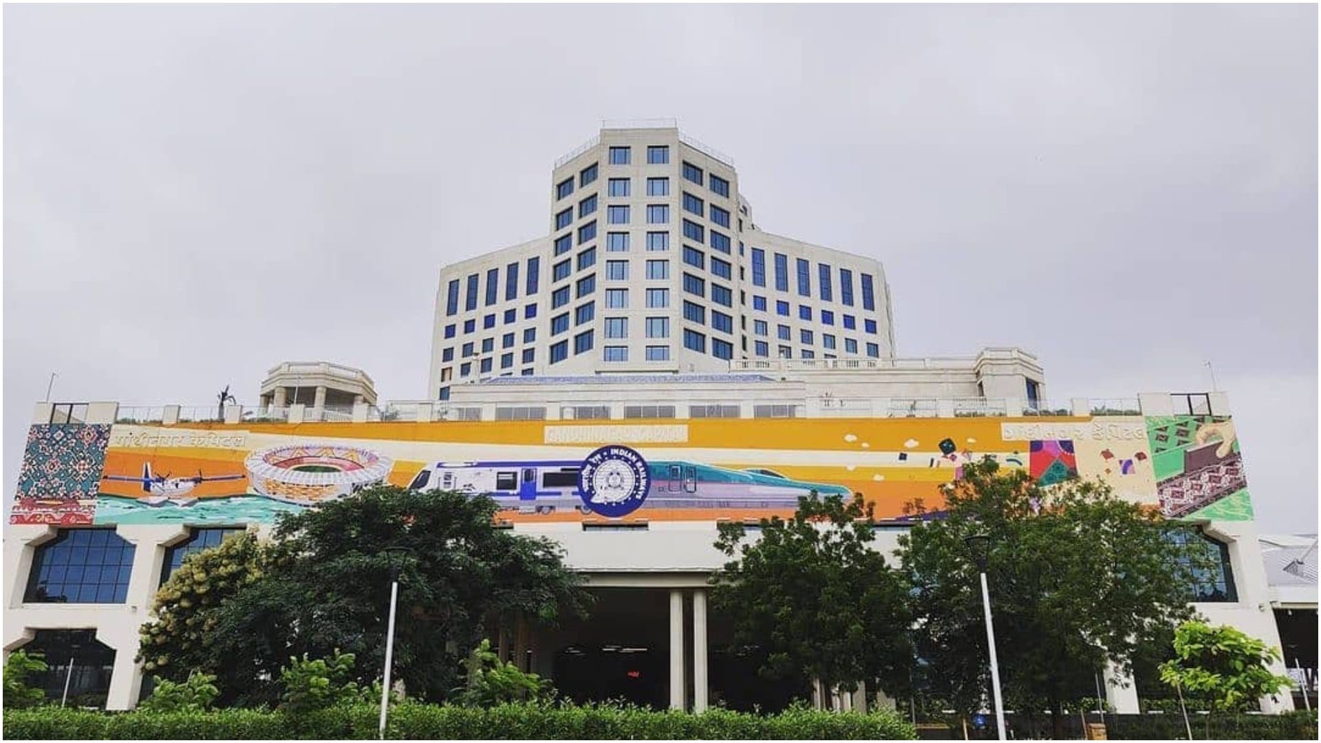 most luxurious railway station in india Look Like A Palace