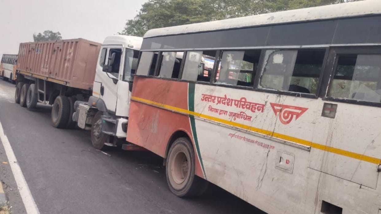 An accident happened near Sahjanwan Sihapal Heights in Gorakhpur. Trailer collided with a bus, 15 passengers