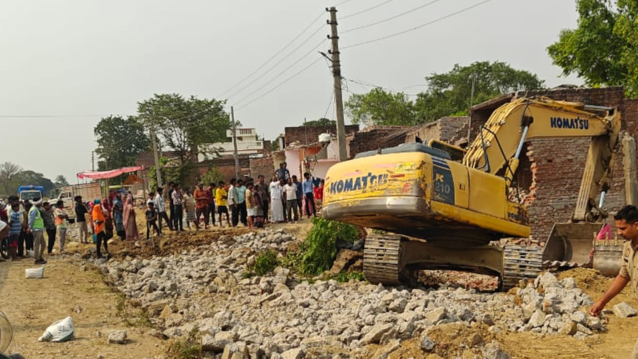 There was a scuffle between officer of team that went to remove encroachment in Gorakhpur and police officer